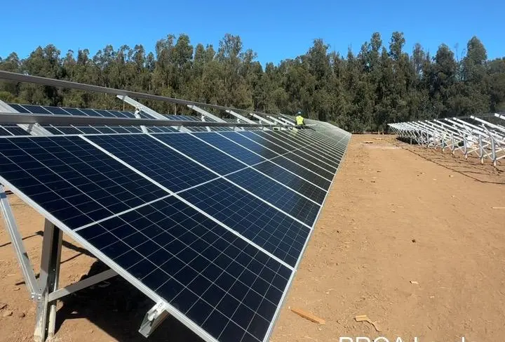 Hileras de mesas con módulos fotovoltaicos instalados