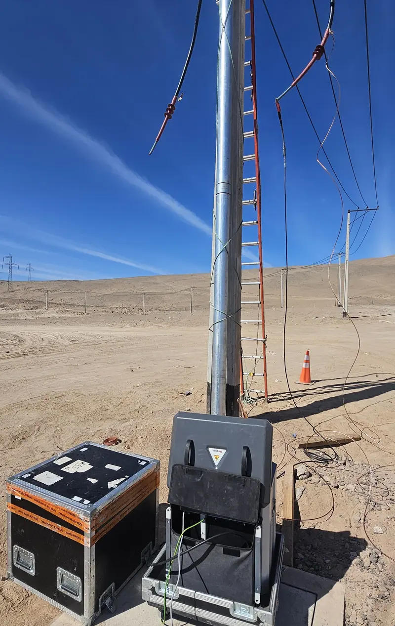 Equipo de prueba VLF conectado a un cable de media tensión al pie de un poste